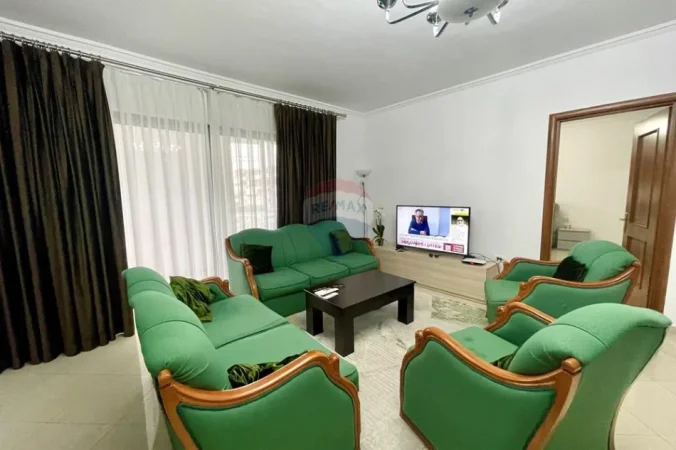 Tirane, jepet me qera apartament 1+1 Kati 1, 90 m² 1.050 € (qender)