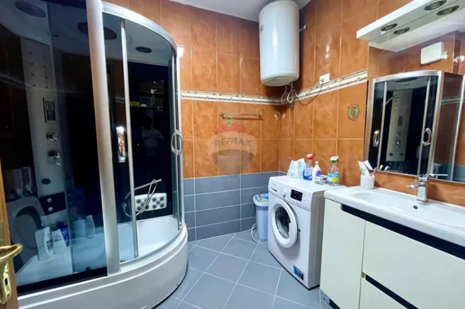 Tirane, jepet me qera apartament 1+1 Kati 1, 90 m² 1.050 € (qender)