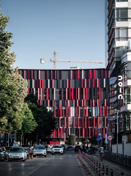 Tirane, jepet me qera zyre Kati 1, 450 m² 15.000 € 