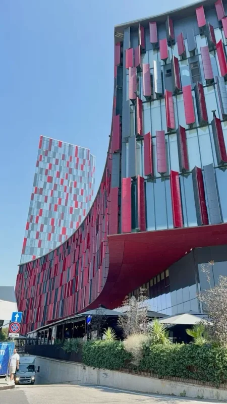 Tirane, jepet me qera zyre Kati 2, 245 m² 8.200 € (ARENA CENTER)