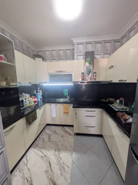 Shitet  Apartament 2+1 te Kompleksi Panorama, prane Shkollës Harry Fultz, Tek Stacioni i Trenit