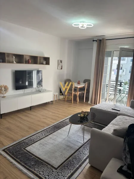 Tirane, jepet me qera apartament 2+1+Ballkon Kati 5, 100 m² 720 € (21 DHJETORI)