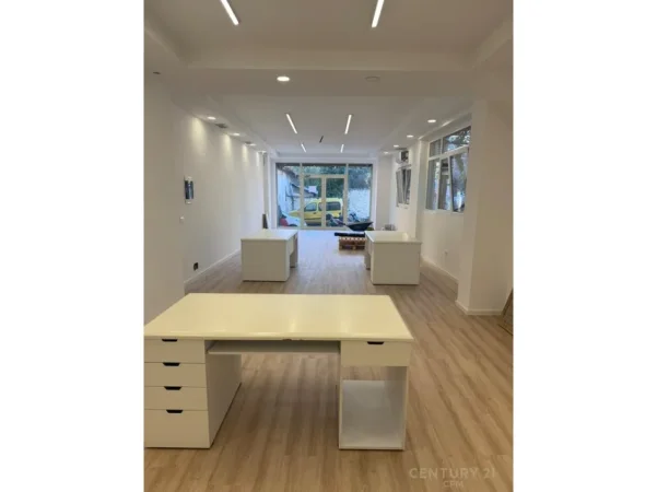 Tirane, jepet me qera ambjent biznesi Kati 0, 75 m² 750 € (Brryli)