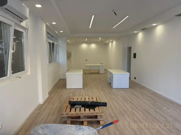 Tirane, jepet me qera ambjent biznesi Kati 0, 75 m² 750 € (Brryli)