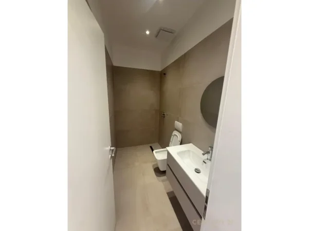 Tirane, jepet me qera ambjent biznesi Kati 0, 75 m² 750 € (Brryli)