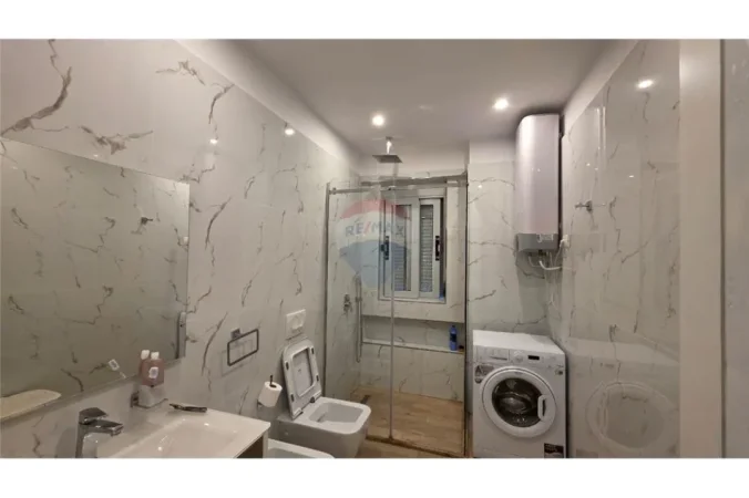 Vlore - Lungomare, jepet me qera apartament 2+1 , 112 m² 750 € (Rruga Reshat Osmani, Vlore)