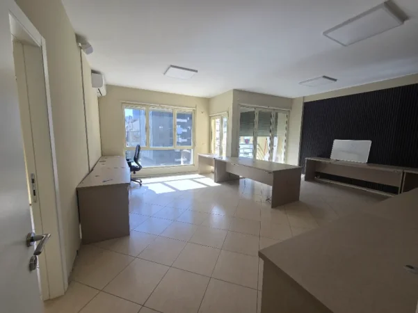 Tirane, jepet me qera zyre Kati 3, 140 m² 1.100 € (Rruga Karl Gega)