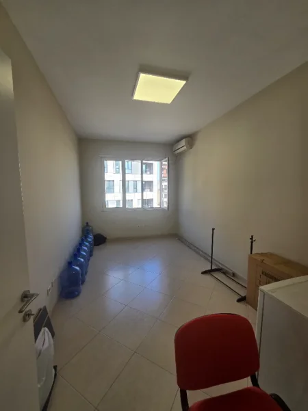 Tirane, jepet me qera zyre Kati 3, 140 m² 1.100 € (Rruga Karl Gega)