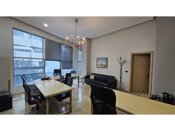 Tirane, jepet me qera zyre Kati 1, 57 m² 650 € (Rruga e Bogdaneve)