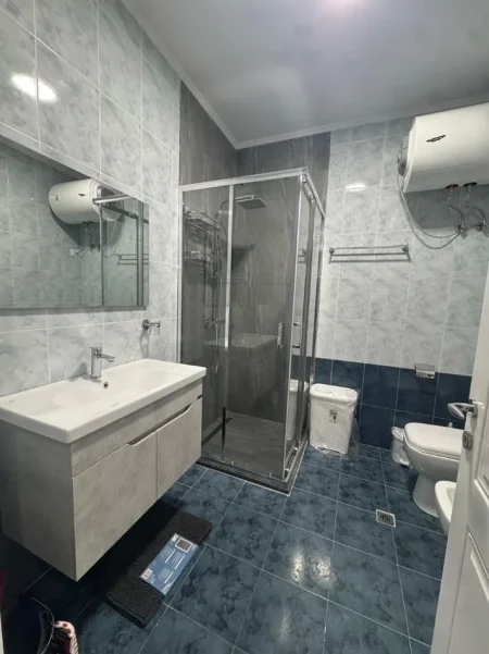 Tirane, jepet me qera apartament 2+1+Ballkon Kati 3, 100 m² 900 € (RRUGA ISLAM ALLA)