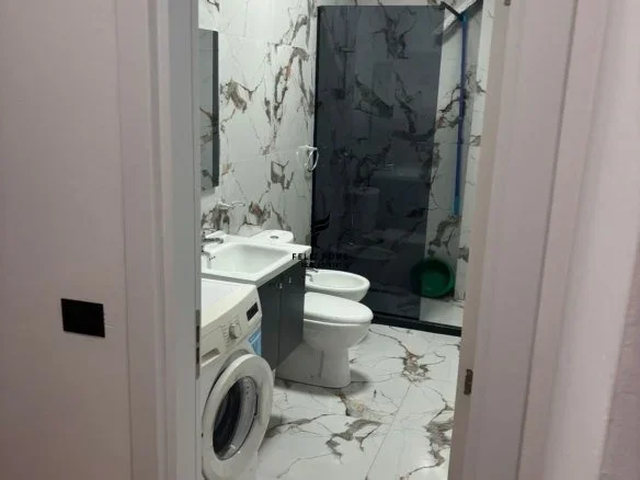 Tirane, jepet me qera apartament 2+1+Ballkon Kati 5, 90 m² 700 € (21 DHJETORI)