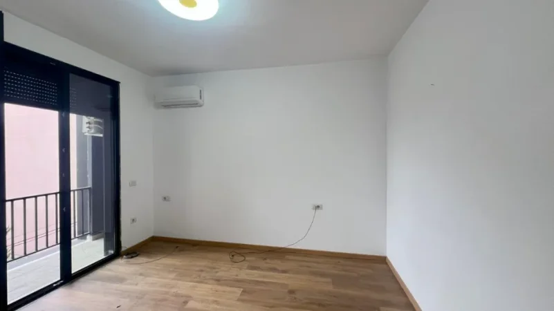 Me Qera : Zyre - 2 Ambiente Pune📍Shkolla e Kuqe - Pllt.2023 - Kt.2 - 550€ - Vetem 10 min larg Qendres🔥