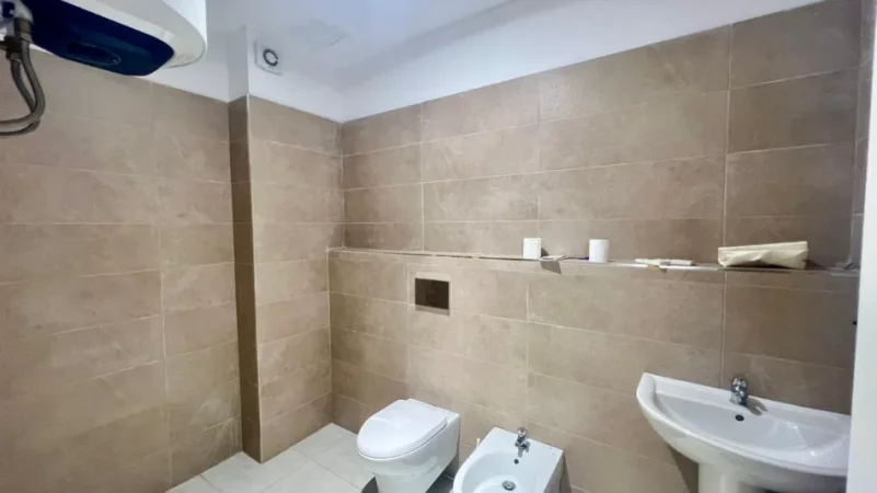 Me Qera : Zyre - 2 Ambiente Pune📍Shkolla e Kuqe - Pllt.2023 - Kt.2 - 550€ - Vetem 10 min larg Qendres🔥