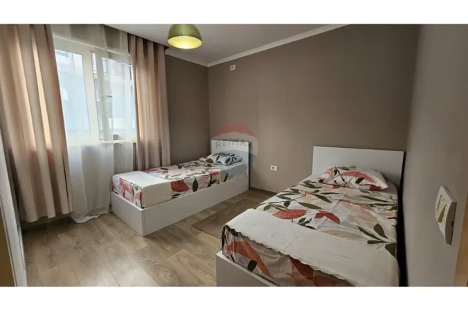 Tirane, jepet me qera apartament 2+1+Ballkon , 103 m² 700 € (Liqeni i Thate)