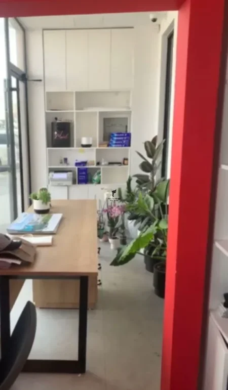 Tirane, jepet me qera zyre Kati 0, 10 m² 400 € (ASTIR)