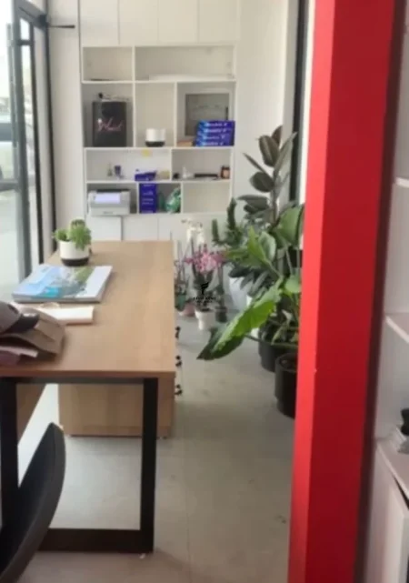 Tirane, jepet me qera zyre Kati 0, 10 m² 400 € (ASTIR)