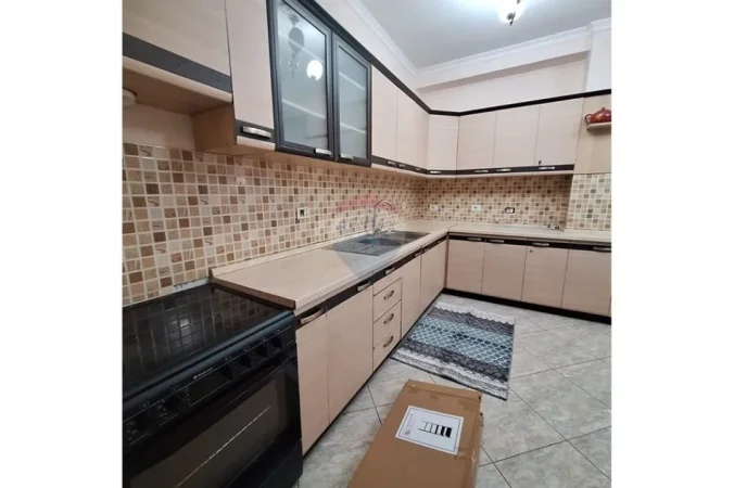 Tirane, jepet me qera apartament 2+1 Kati 2, 120 m² 600 € (karl gega)