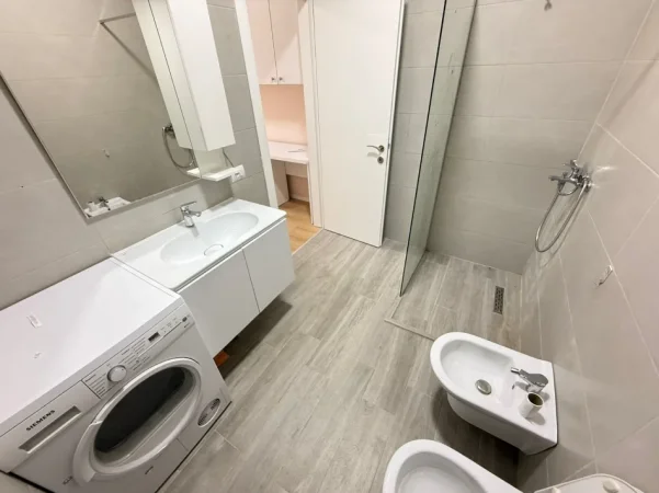 Tirane, jepet me qera apartament 2+1+Ballkon Kati 4, 107 m² 700 € (Fusha e Aviacionit)