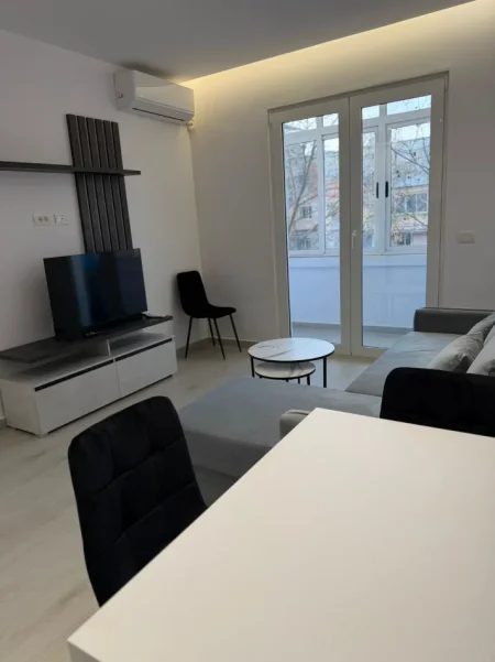 Jepet me qira apartament 1+1,550 €, 21 Dhjetor, rruga e Kavajes