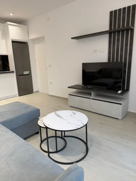 Jepet me qira apartament 1+1,550 €, 21 Dhjetor, rruga e Kavajes