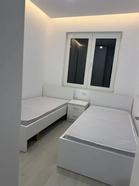Jepet me qira apartament 1+1,550 €, 21 Dhjetor, rruga e Kavajes