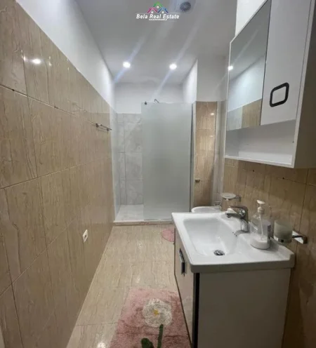 Tirane, jepet me qera apartament 1+1+Ballkon Kati 1, 65 m² 600 € (Qender)