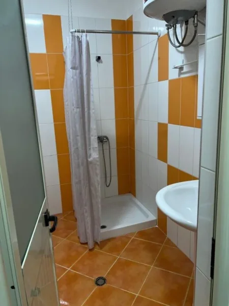 Tirane, jepet me qera apartament 1+1+Ballkon Kati 4, 75 m² 400 € (ASTIR)