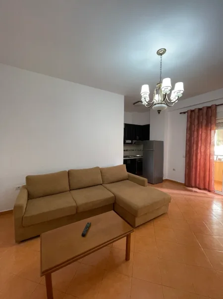 Tirane, jap me qera apartament 1+1+Ballkon Kati 1, 65 m² 600 € (Rruga e Elbasanit)