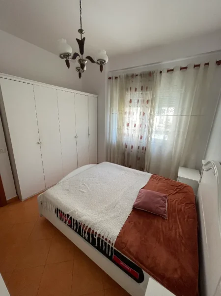 Tirane, jap me qera apartament 1+1+Ballkon Kati 1, 65 m² 600 € (Rruga e Elbasanit)