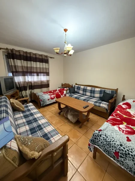 Tirane, jepet me qera apartament 1+1 Kati 3, 65 m² 400 € (21 Dhjetori prane Kryqezimit)