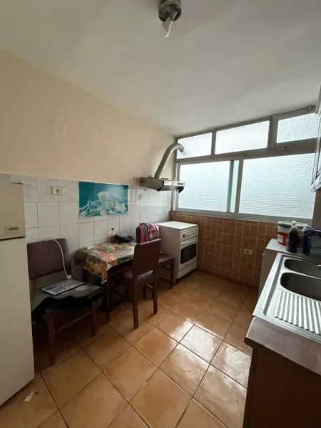 Tirane, jepet me qera apartament 1+1 Kati 3, 65 m² 400 € (21 Dhjetori prane Kryqezimit)