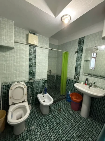 Tirane, jepet me qera apartament 1+1 Kati 3, 65 m² 400 € (21 Dhjetori prane Kryqezimit)