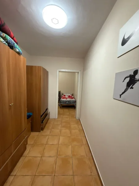 Tirane, jepet me qera apartament 1+1 Kati 3, 65 m² 400 € (21 Dhjetori prane Kryqezimit)