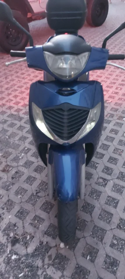 Tirane, shitet motor Honda sh 125 , blu 25.000 km 850 €