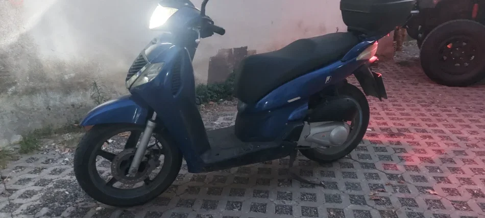 Tirane, shitet motor Honda sh 125 , blu 25.000 km 850 €