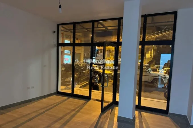 Tirane, jepet me qera ambjent biznesi Kati 0, 32 m² 450 € (Blloku)