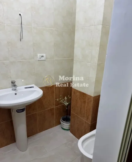 Tirane, jepet me qera ambjent biznesi Kati 0, 32 m² 450 € (Blloku)