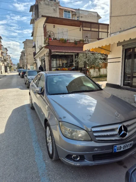 Shqiperi, shes makine Benz C class Nafte, gri metalizato automatik Klima 272.537 km 5.500 €
