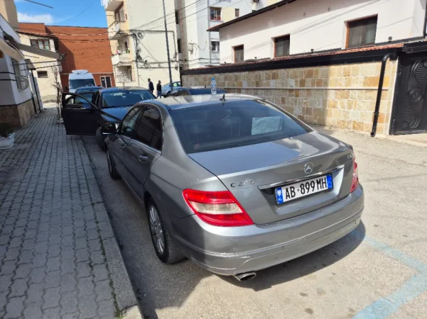 Shqiperi, shes makine Benz C class Nafte, gri metalizato automatik Klima 272.537 km 5.500 €