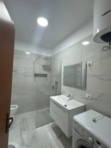 Tirane, jepet me qera apartament 1+1 Kati 3, 70 m² 520 € (Rruga Bill Klinton)