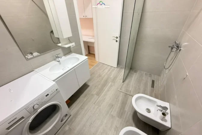 Tirane, jepet me qera apartament 2+1 Kati 4, 107 m² 700 € (Rruga Dafinave)