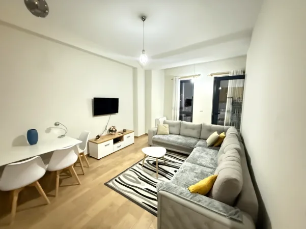 Tirane, jepet me qera apartament 1+1+Ballkon Kati 7, 60 m² 650 € (Shkolla e Kuqe)
