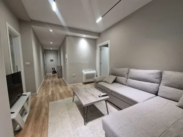 Tirane, jepet me qera apartament 1+1+Ballkon Kati 9, 61 m² 470 € (astir)