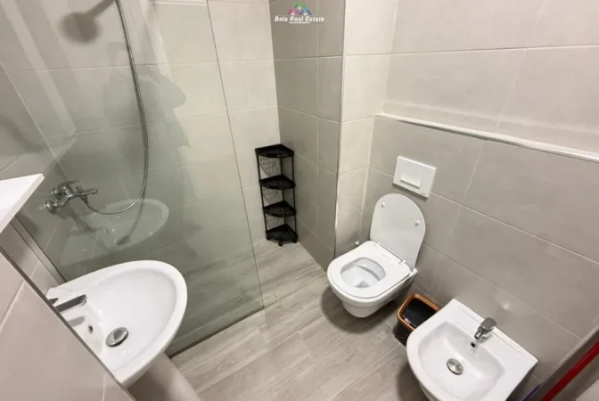 Tirane, jepet me qera apartament 2+1 Kati 4, 107 m² 700 € (Rruga e Dafinave)
