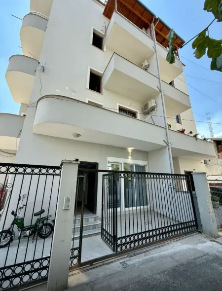 Shqiperi, jepet me qera apartament 3+1+Ballkon Kati 4, 99 m² 550 € (60 m ne vije ajrore larg UNI Marin Barleti Selite)