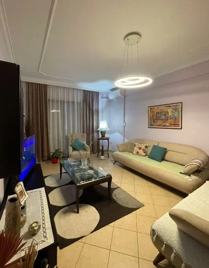 Tirane, jepet me qera apartament 2+1+Ballkon Kati 4, 116 m² 700 €