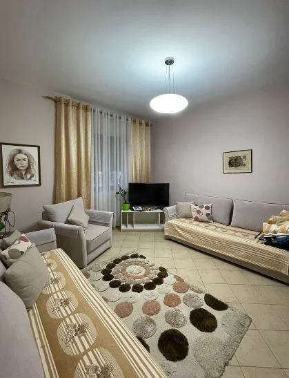 Tirane, jepet me qera apartament 2+1+Ballkon Kati 4, 116 m² 700 €