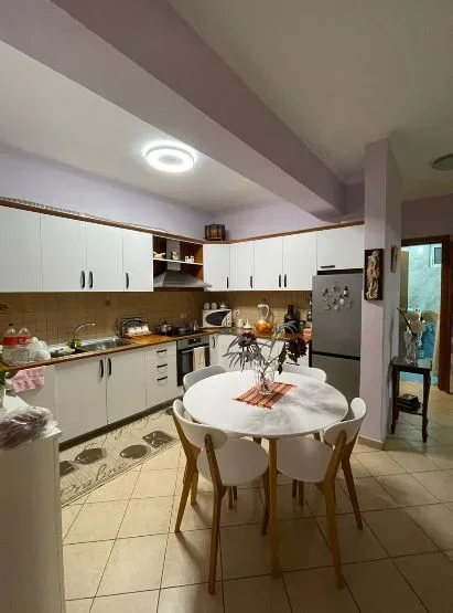 Tirane, jepet me qera apartament 2+1+Ballkon Kati 4, 116 m² 700 €