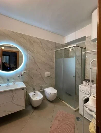 Tirane, jepet me qera apartament 2+1+Ballkon Kati 4, 116 m² 700 €