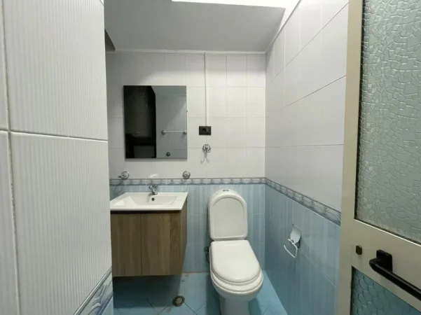 Tirane, jepet me qera apartam70 m² 600 € tek shallvaret